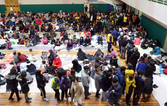 배식 기다리는 지진 대피 주민들       (포항=연합뉴스) 김용태 기자 = 15일 오후 포항시 흥해읍사무소 인근 체육관에 지진을 피해서 대피한 주민들이 배식을 받고 있다. 2017.11.15      yongtae@yna.co.kr  (끝)